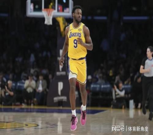 不玩了，詹姆斯要?jiǎng)诱娓?！湖人留?1歲后手