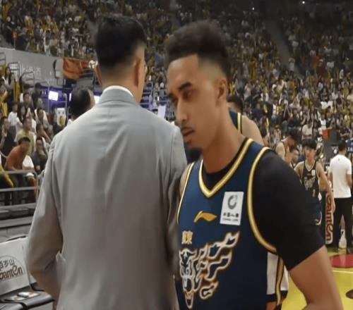 廣東主場(chǎng)8395爆冷翻車(chē)胡明軒缺陣19分優(yōu)勢(shì)蒸發(fā)，杜鋒怒吼戳心窩