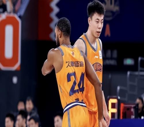 場均14.6分鐘得11分！賽季初就被質疑，第4外援今成上海沖冠關鍵