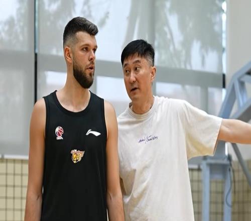 廣東備戰(zhàn)G1！杜鋒單獨指導(dǎo)拉科，徐杰胡明軒進三分，外援狀態(tài)不錯