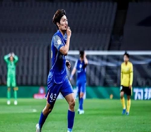 8輪坐穿板凳0首發(fā)！國(guó)足前場(chǎng)希望之星慘遭斯盧茨基冷落，淪為雞肋