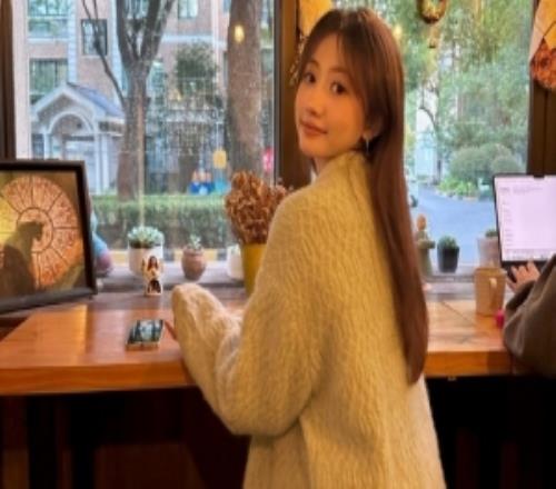 主持人吉尼晒照：平静的幸福贯穿我生活的每分每秒