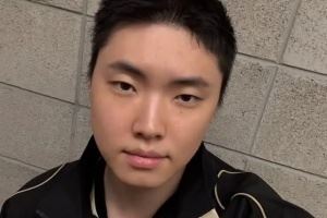 為新隊服做宣傳GEN官方分享Chovy新隊服自拍圖