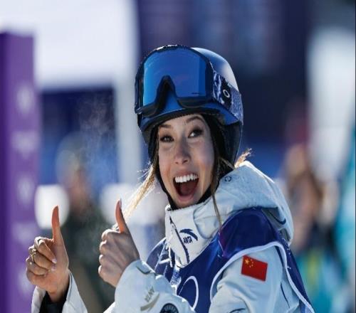 谷愛凌首滑摔倒迅速調(diào)整晉級，玩笑回應(yīng)失誤“抱歉嚇到大家”