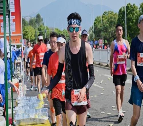2萬名跑友燃動全城，清遠(yuǎn)馬拉松賽規(guī)模創(chuàng)歷史新高