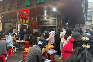 Xun分享排隊買臭豆腐動態(tài)：排個隊吧有點火