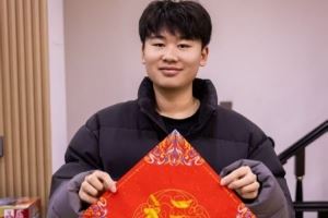 Wei曬手寫福字：新年快樂，家人們