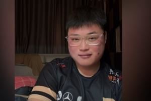 拼夕夕簡(jiǎn)自豪抖音出現(xiàn)模仿Uzi直播：S8小胖版本+紅框眼鏡