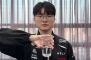 T1分享Faker、Peyz整活：我們選手們喝水都是這樣喝的呀
