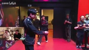 巴西粉絲給Gala什么東西啊姿態(tài)：我亞你聞這可別吃?。⊥德犉? />
<div   id=