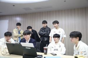 IG賽后返圖：我們會繼續(xù)努力訓(xùn)練提前祝粉絲朋友們春節(jié)快樂