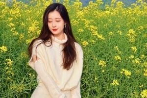 主持人張小薇曬照：2026和油菜花的合影回去擦衣服花了一個(gè)小時(shí)