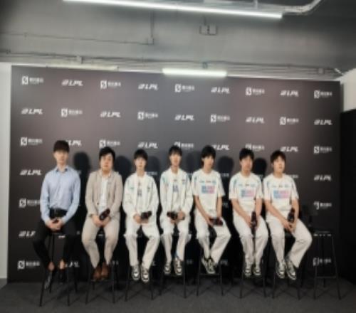 BLG赛后群访教练：选手们都很强只是出了一些问题回去改进