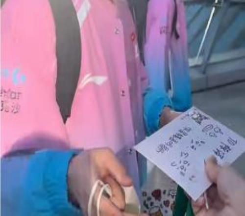 恨铁不成钢！粉丝为Bin递上应援牌上书“陈泽彬，你是猪逼吗”