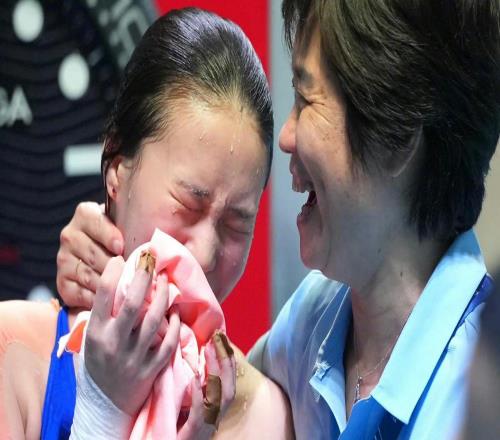 淚目！陳芋汐完美五跳430.5分封神奪冠：19歲三冠王抱著教練落淚