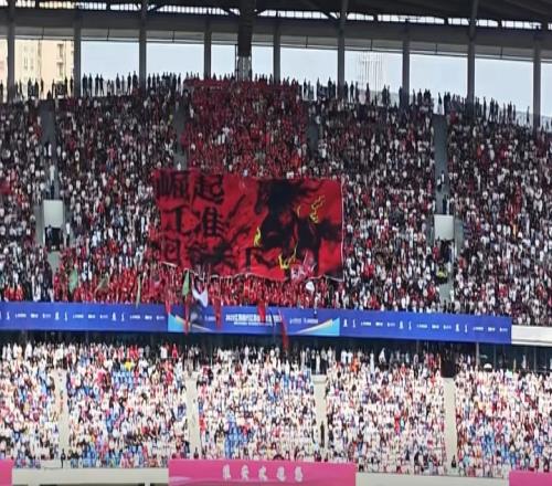 氛圍超贊！淮安南京比賽一側(cè)看臺(tái)坐滿觀眾，tifo“崛起江淮”矚目
