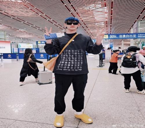 早日康復(fù)！曾凡博工作室曬小曾機(jī)場(chǎng)照：德國(guó)康復(fù)訓(xùn)練之旅啟程