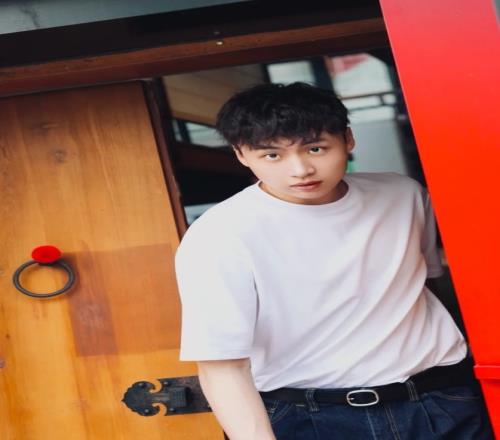 陽光大男孩！齊麟曬出一組個人帥照：胡同兒