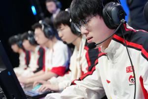 趙大趙二狀態(tài)低迷Xiaohu失誤頻頻你認(rèn)為WBG本場失利誰該負(fù)責(zé)