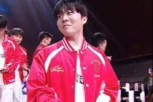 LPL賽事現場：電競春晚選手現場發(fā)紅包送祝福