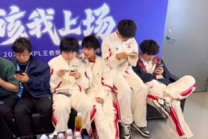 TES王者發(fā)布選手線(xiàn)下動(dòng)態(tài)：擁擠的沙發(fā)2.0