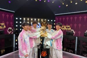 BLG輔助ON曬出捧杯照片：“這冠軍不簡(jiǎn)單呀”