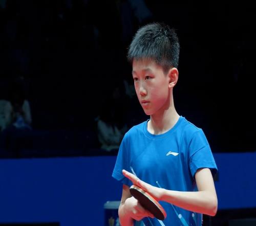 連奪三冠！國乒10歲削球天才新星崛起：偶像是馬龍，霸氣握拳慶祝