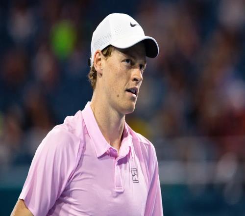 辛納在邁阿密比賽中險(xiǎn)些誤傷美國球星，賽后趕緊致歉