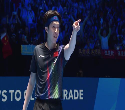 42逆轉(zhuǎn)張本智和！王楚欽再奪冠無愧國乒新王：王皓激動握拳慶祝