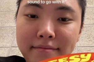 懟臉自拍！Chovy曬照片：拍一張你正在刷視頻的樣子配點(diǎn)音樂