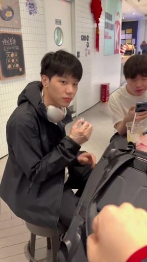 BLG公布選手前往巴西參賽記錄：候機(jī)期間在吃KFC，明天落地巴西