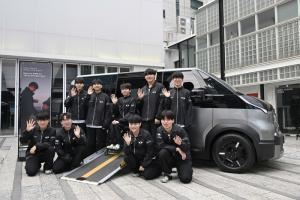 韓媒報道：起亞汽車向DplusKia旗下選手權(quán)載赫贈送了輪椅專用車