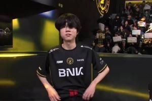 戰(zhàn)勝T1后BFX下路選手Diable比出經(jīng)典慶祝手勢