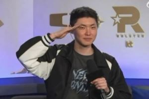 忠誠！LCK季前賽：Chovy后臺采訪擺出敬禮Pose