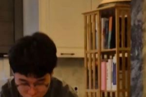 珍惜粉絲心意細節(jié)韓國網(wǎng)友發(fā)現(xiàn)：Faker家擺著越南活動的帽子