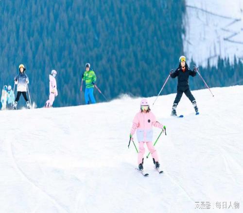 拼“殘票”，找學(xué)生優(yōu)惠，“窮滑”的年輕人，把中產(chǎn)滑雪拉下神壇