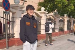 BLG選手動態(tài)：捕捉到一只早上8點散步的小勛散完步和Bin一起騎行