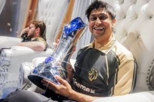 Dhokla分享舉杯照片：你總是記得第一次，我想第二次應(yīng)該也是如此