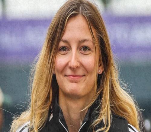 她成了梅奔車隊(duì)第一位開F1的女車手