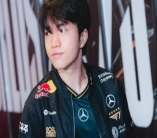 決戰(zhàn)在即！賽事官方分享KT、T1隊(duì)員入場照片