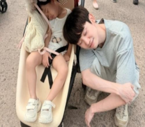 doinb分享带娃出游照：玛雅公主回家了