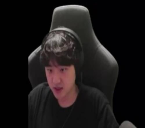 Bang：畢竟是BO1他們看來是想為了“拯救LOL生態(tài)”吧搞出點(diǎn)危機(jī)感