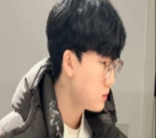 BLG官媒分享隊(duì)員日常：吃得很香的下路組