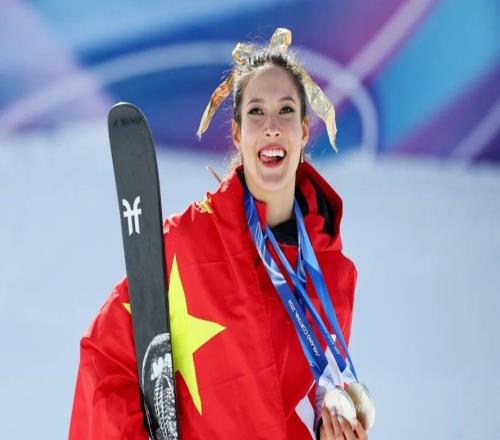 谷愛凌奪金后突聞噩耗，淚灑發(fā)布會(huì)！