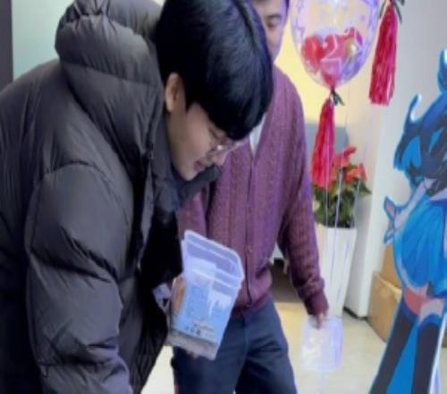 BLG分享基地寵物動(dòng)態(tài)：咕嚕嚕的幸運(yùn)日Viper喂零食吃啦