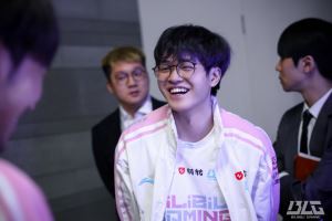 Xun賽后更博：今天打的還行啊，常規(guī)賽還剩一場，大家加油！