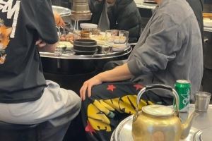韓國(guó)網(wǎng)友曬照烤肉店偶遇T1：沒(méi)戴眼鏡的李哥、沒(méi)睡醒的peyz