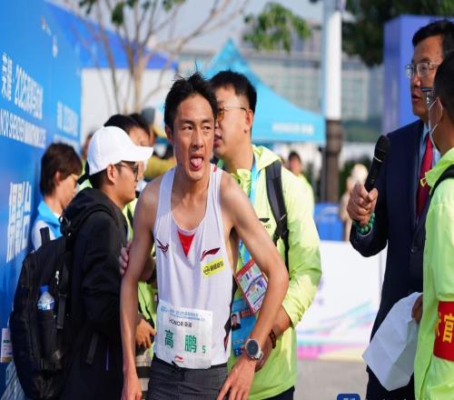 深馬賽道串聯(lián)山海天際季軍高鵬：沿途加油觀眾讓人感動(dòng)