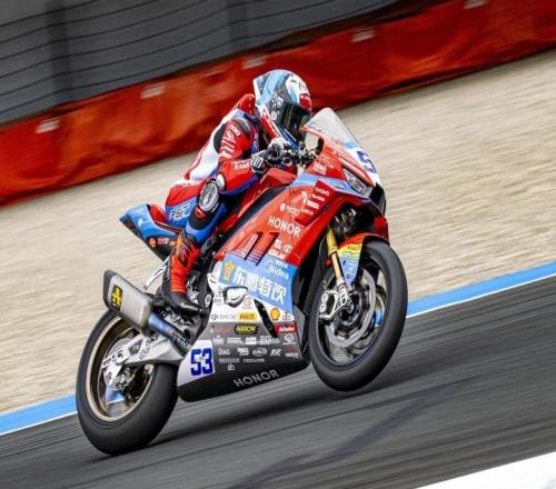 WSBK匈牙利站首回合正賽，張雪機(jī)車車手再奪冠！