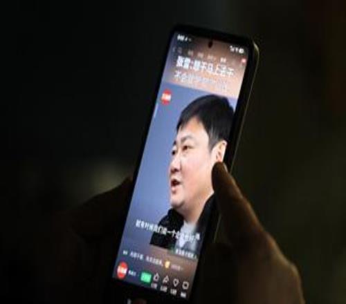 賽車起拍價(jià)40萬！張雪捐贈(zèng)嫣然“加碼”：冠軍獎(jiǎng)杯、簽名帽子一起送